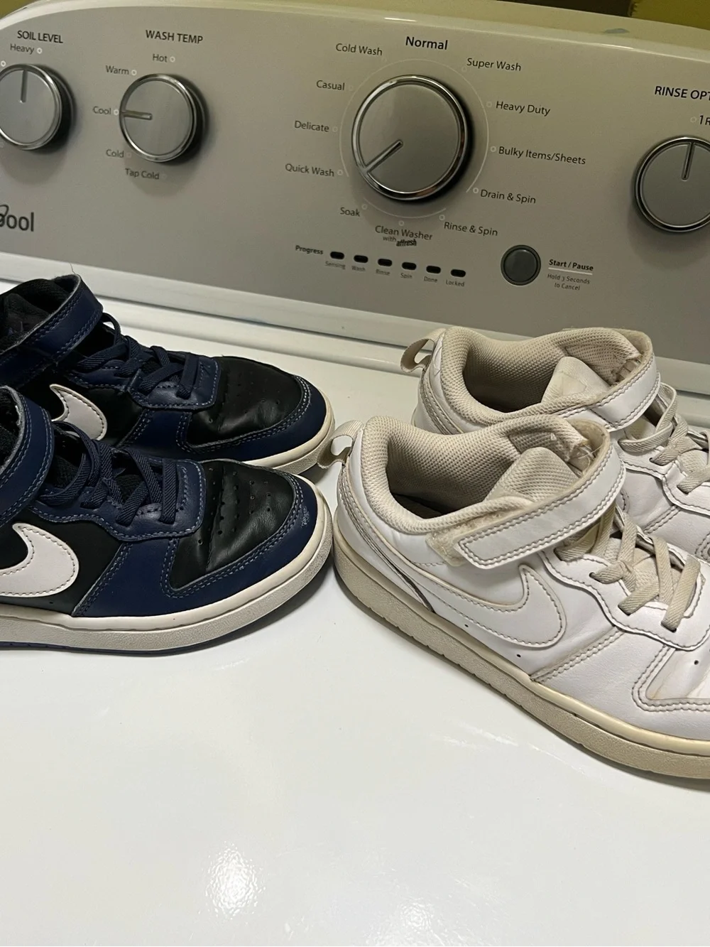 Boy’s Nike Court Borough Low Top Sneakers Size 2 - Picture 2 of 4